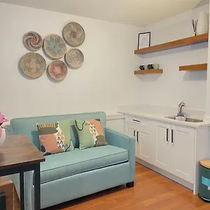 Guest house Newly Renovated Walkout Basement In With Separate Entrance, Vancouver